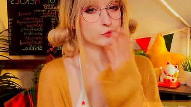 Mana Rose's seductive curves get a workout in this steamy video on the net