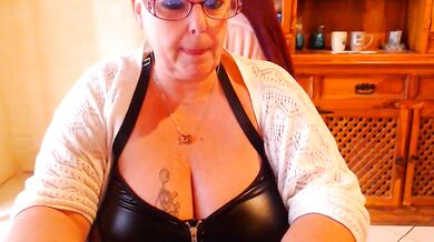 Miss Lindaah's curvy white ass gets trimmed & toyed in hot upskirt video