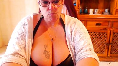 Miss Lindaah's curvy white ass gets trimmed & toyed in hot upskirt video