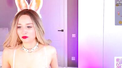 Watch the world's cutest chick in action - hello_bunny__!