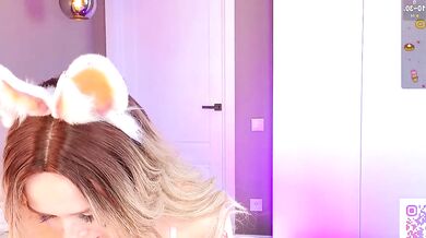 Watch the world's cutest chick in action - hello_bunny__!