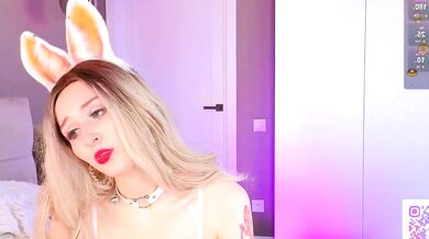 Watch the world's cutest chick in action - hello_bunny__!