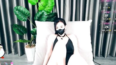 Watch Sue's big ass twerk while she squirts while getting her young ass to mouth action from Vibrator