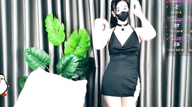 Watch Sue's big ass twerk while she squirts while getting her young ass to mouth action from Vibrator