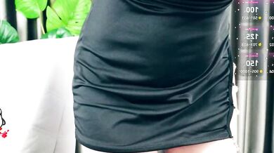 Watch Sue's big ass twerk while she squirts while getting her young ass to mouth action from Vibrator