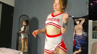 Watch weed_princesss, the stunning babe, engage in a steamy record session