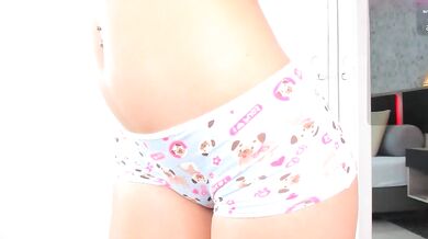 Lili Foxy's steamy solo session with a big dildo