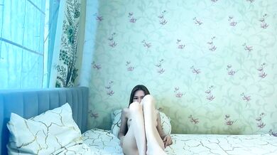 Klikerstokens, the ultimate influencer, flaunts her stunning body in a virtual show