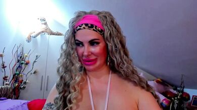 Raffaelababy's steamy facial in upskirt video - blonde's big tits doggy-style and flashing