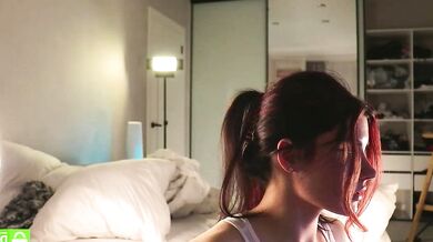 Diana Alison's live webcam show: Sexy babe gets down and dirty with live action