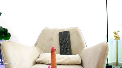 Watch Missbunnygirl seduce and tease with her stunning body and seductive glutes