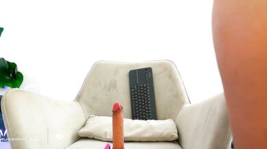 Watch Missbunnygirl seduce and tease with her stunning body and seductive glutes