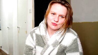 Watch SamanthaAlice, the curvy blonde housewife, dirty-talk, and fingering her big-ass-young pussy