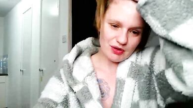 Watch SamanthaAlice, the curvy blonde housewife, dirty-talk, and fingering her big-ass-young pussy