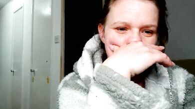 Watch SamanthaAlice, the curvy blonde housewife, dirty-talk, and fingering her big-ass-young pussy