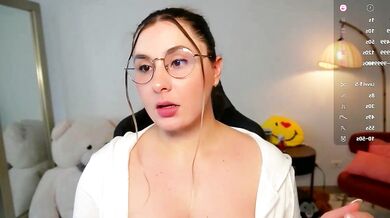 Amy_ross1's seductive curves and tantalizing desires will make you cum hard!