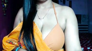 Kamakshi's oily show with young Indian babe in POV video