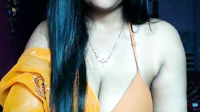 Kamakshi's oily show with young Indian babe in POV video