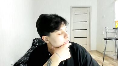 Britney_ooops gets naked & gets her juicy tits throbbing in hot sex tape