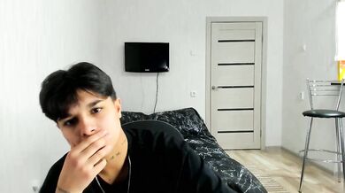 Britney_ooops gets naked & gets her juicy tits throbbing in hot sex tape