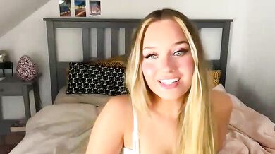 Vicidreamm seduces you with her hot body and tantalizing moves in this mesmerizing video