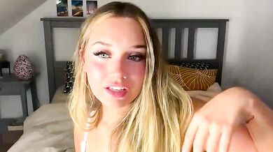 Vicidreamm seduces you with her hot body and tantalizing moves in this mesmerizing video