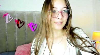 Dahlia_Rousse records herself getting doggy-styled and vibrating her pussy to orgasm