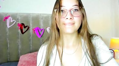 Dahlia_Rousse records herself getting doggy-styled and vibrating her pussy to orgasm