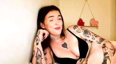 Watch amyyyoxxo's stunning body and seductive moves in this steamy video