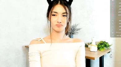 Lizbethburks, the sexy webcam babe, flaunts her naked assets and arousing moves