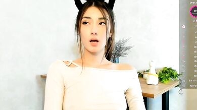 Lizbethburks, the sexy webcam babe, flaunts her naked assets and arousing moves