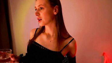 Emi_me, the seductive backside, seduces with her sweet body and charming stream of thought