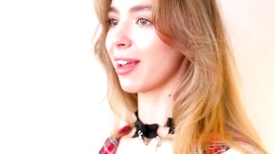 Watch BB_Jett's stunning curves and tantalizing cleavage in a steamy Web video