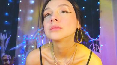 Watch funny_whotsss tease and pleasure her gluteus while revealing her Radiant glory