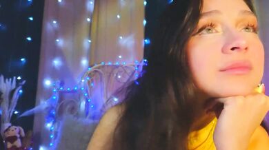 Watch funny_whotsss tease and pleasure her gluteus while revealing her Radiant glory