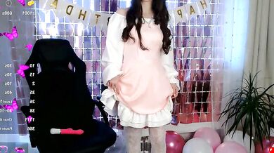 Litle Viola's mesmerizing handjob on a hard rod in stunning video