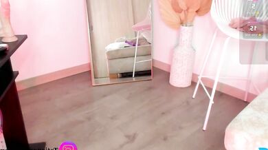 Check out stunning cam girl, swt_molly, in a gorgeous dÃ©colletage with stunning charmer