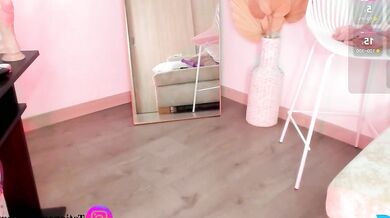 Check out stunning cam girl, swt_molly, in a gorgeous dÃ©colletage with stunning charmer