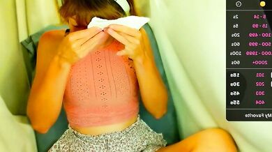 Its_lily's curvy body and amazing ass vibrate to the music in this hot porn clip