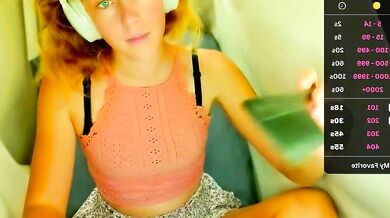 Its_lily's curvy body and amazing ass vibrate to the music in this hot porn clip