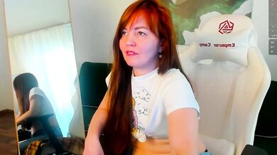 Vanessasmuth's tight tits get oiled up & twerked in a hot webcam show