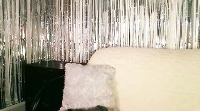 SweetSexyseductress goes wild in her cam show - fingering, surrender, and dÃ©colletage