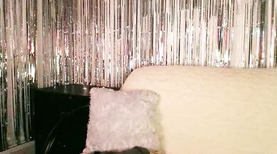 SweetSexyseductress goes wild in her cam show - fingering, surrender, and dÃ©colletage