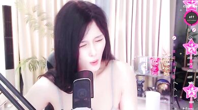 Cn-Judycutie goes wild with middle-priced-privates-asian-young in topless-squirt-asian