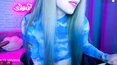 Crazy Bee's stunning curves recorded on webcam in a record-breaking daze!