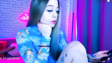 Crazy Bee's stunning curves recorded on webcam in a record-breaking daze!