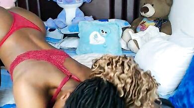 Bobo_leesha01's Massive Ebony Ass Takes a Vibrator & a Facial