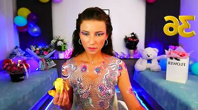 Anna Shine's Energetic Personality Voluptuous DÃ©colletage and Electric Yearning