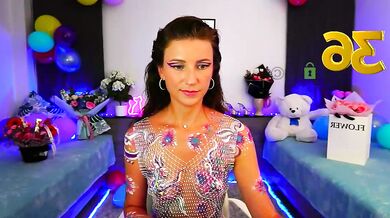 Anna Shine's Energetic Personality Voluptuous DÃ©colletage and Electric Yearning