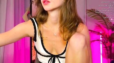 Watch Elli_harmon's Perfectly contoured dÃ©colletage vibrating and pulsating in pleasure